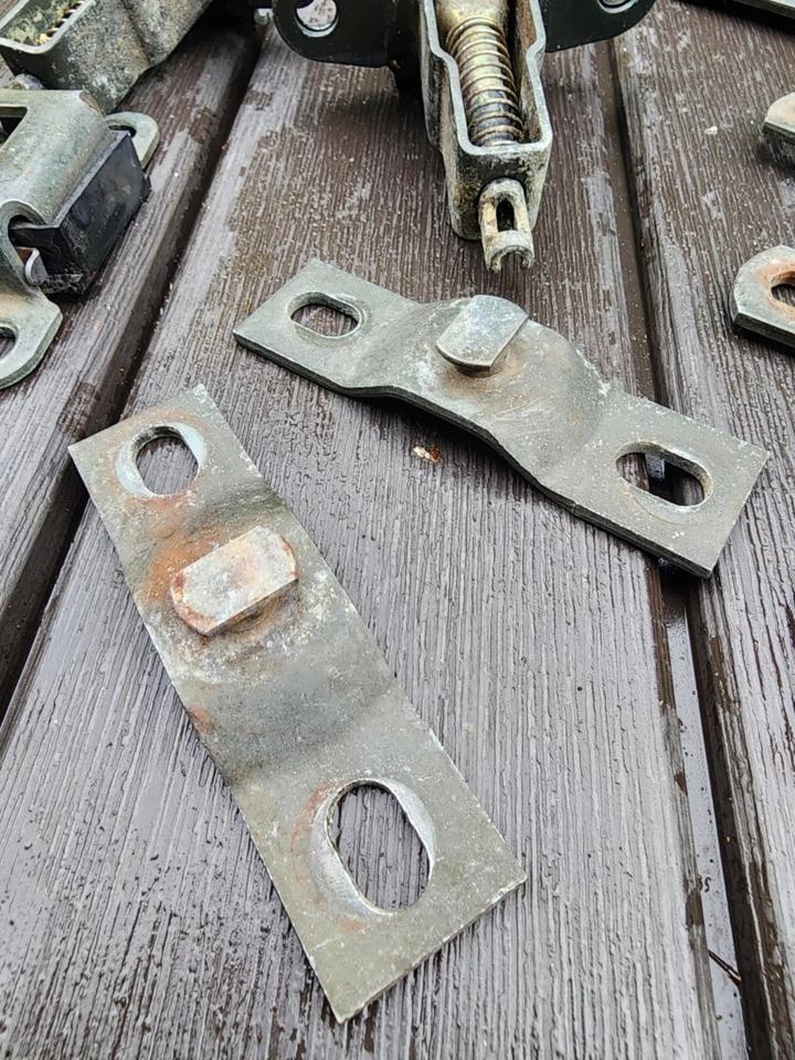 1988-2002 Isuzu Pickup/Rodeo Tailgate Lock Latch Hinges Hardware OEM Used - Image 3 of 4