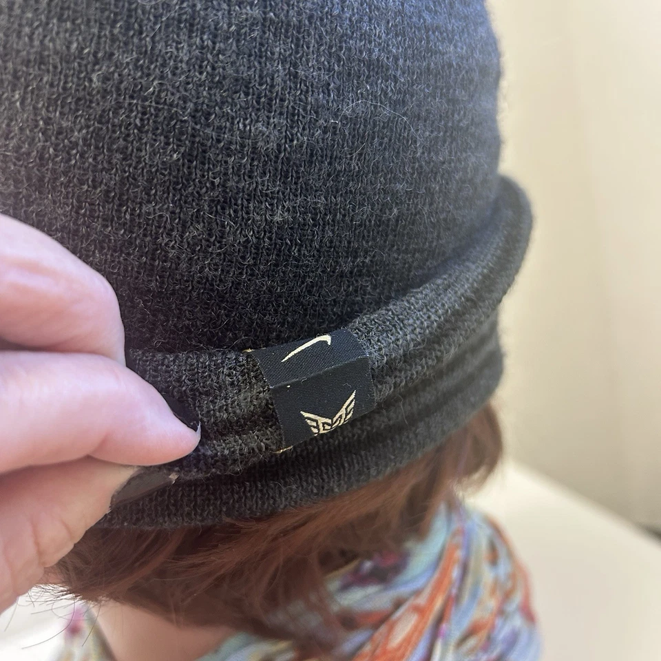 Gorro Nike 50/50 lana/acrílico gris oscuro y negro talla única pompón Foto 4 de 4