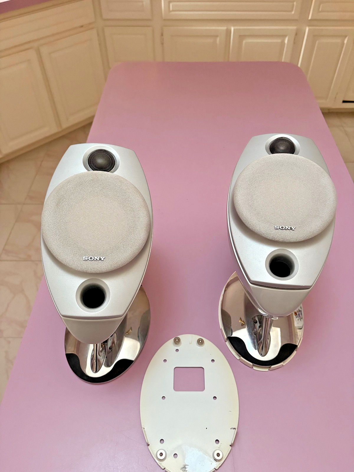 U27538 Sony SSLA500ED Pair Extended Definition Speakers  With Wall Plate G2U