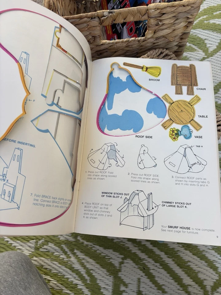 RARE Vintage Smurfs 1982 Random House A Smurf Village Punch-Out Book by Peyo S1 Foto 3 de 4