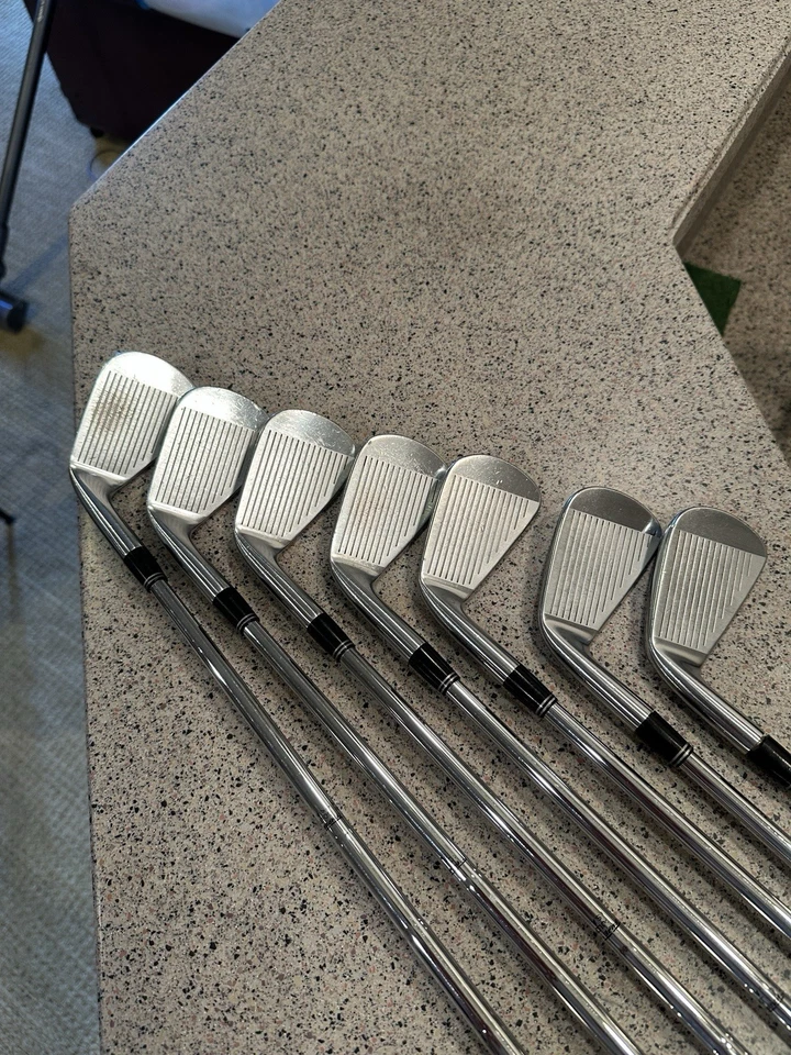 Juego de hierros Rickie Fowler Cobra AMP Cell PRO 4-PW S-Flex con ejes S300 DG Foto 4 de 4