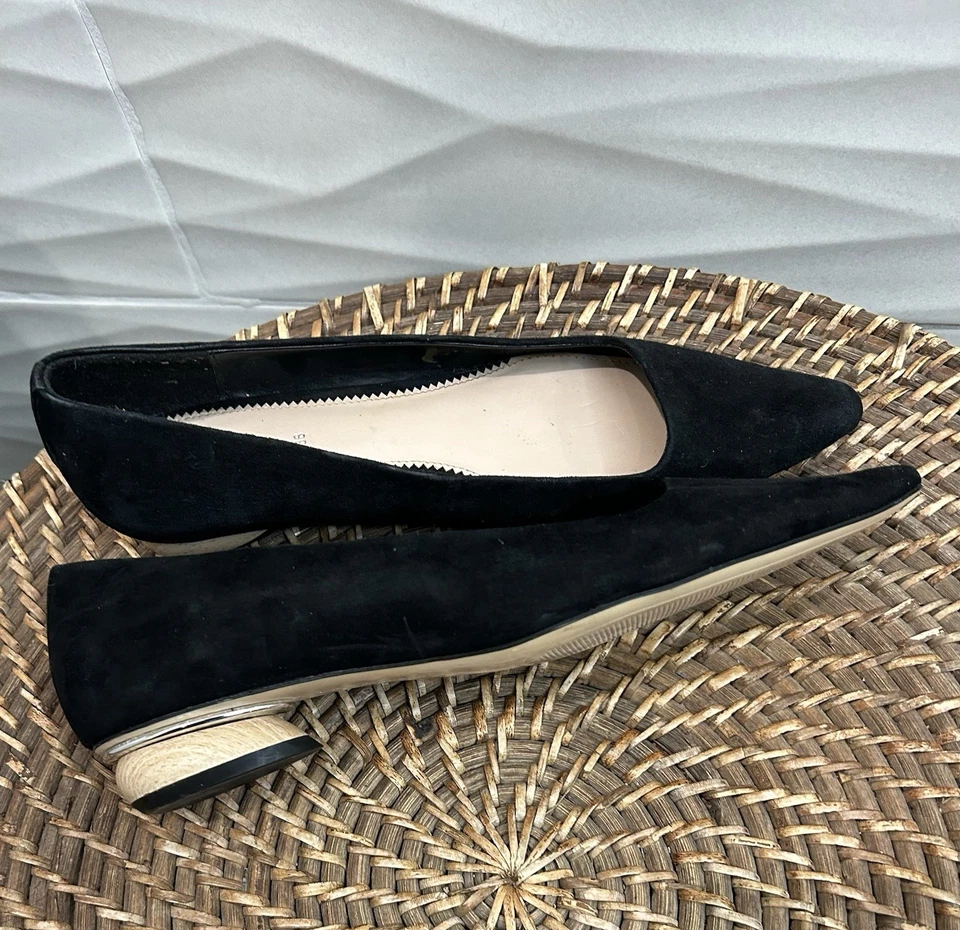 Zapatos de salón Zara para mujer talla 38 negros de gamuza tacón bajo punta plana tacón de madera dorado Foto 3 de 4