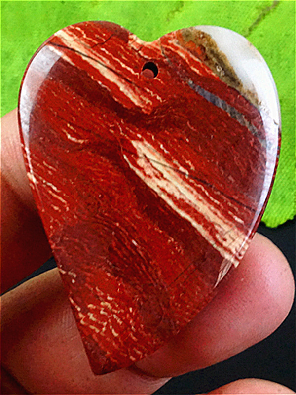 JT48261 45x33x6mm Natural Rainbow Jasper Heart Pendant Bead