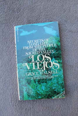 Viejos, Los: Secrets of Long Life from the Sacred Valley - Grace Halsell - 1978