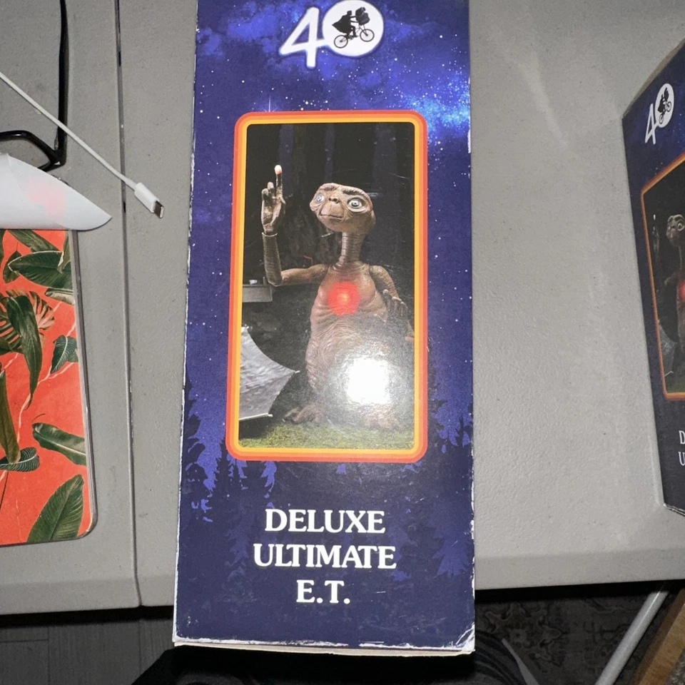 NECA E.T. 40 Aniversario Deluxe Ultimate E.T. "Figura de acción con cofre LED 7""" Foto 4 de 4