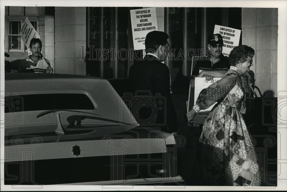 1988 Press Photo Pickets outside the Wyndham Hotel watch party goer entering