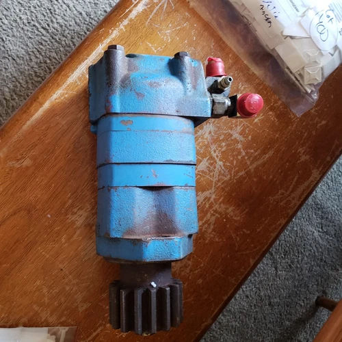 OEM Eaton Char-Lynn Hydraulic Motor w/ gear # 104-1025-006  Series 2000