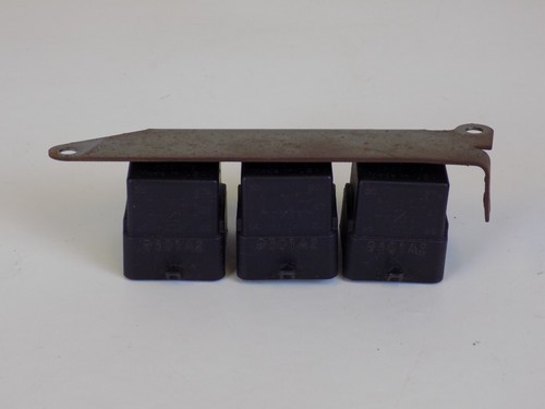 Rear A/C Mounted Relay Block w/ Bracket OEM 2000 Escalade 96-99 Yukon Tahoe - Picture 4 of 10
