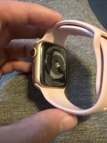 Apple Watch Series 4 40 mm boîtier en aluminium or rose bracelet sport (GPS + cellulaire) - Photo 3 sur 3