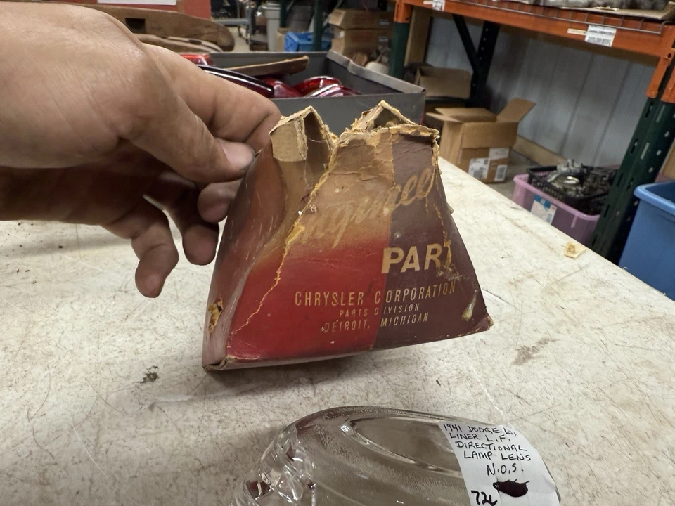 41 Dodge Deluxe Series D-19 Guardabarros delantero izquierdo luz de estacionamiento lámpara lente 934575 NOS Foto 3 de 4