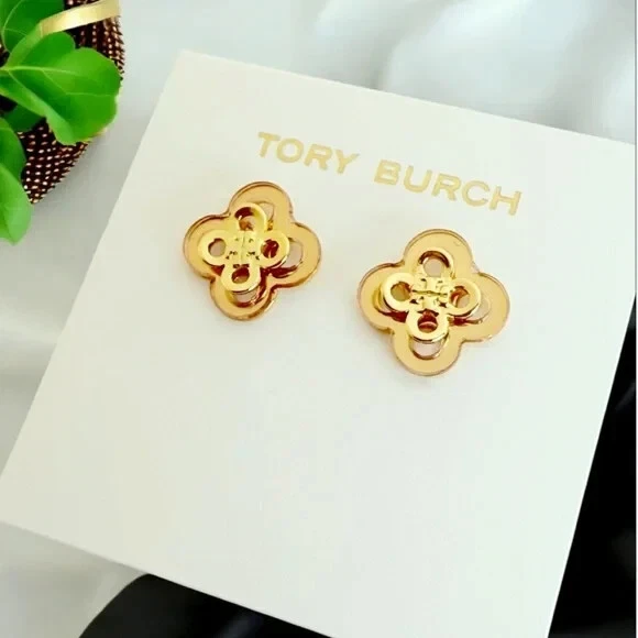 Aretes apilados trébol Kira Tory Burch en tono tostado. Foto 4 de 4