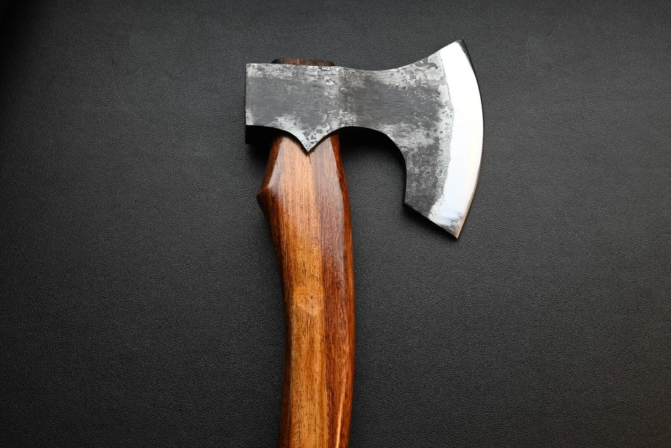 Hacha Viking Bushcraft, hacha de acero al carbono para acampar con cuero. Hacha de hacha. Foto 2 de 4