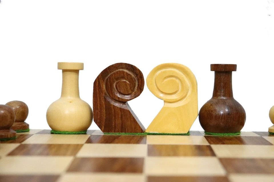 Piezas de ajedrez de madera Man Ray reproducidas solo en palo de rosa dorado/boj natural Foto 3 de 4