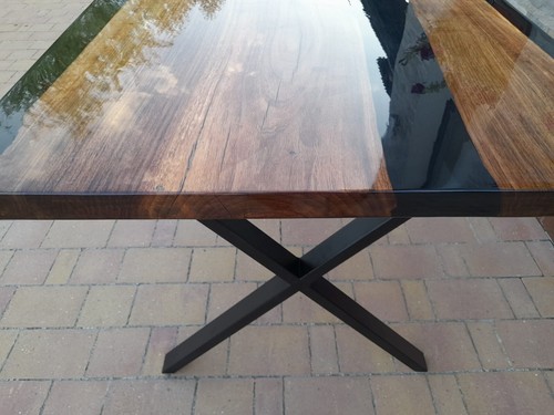 Walnut wood table with black epoxy resin - Foto 6 di 13