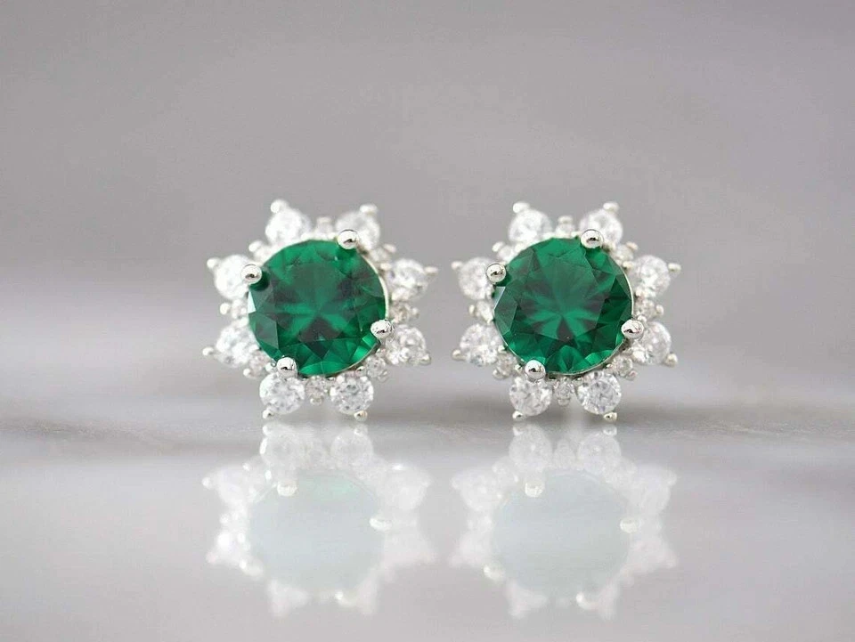 Aretes redondos de diamantes esmeralda verde creados en laboratorio de 3 quilates enchapados en oro blanco de 14 k Foto 2 de 4