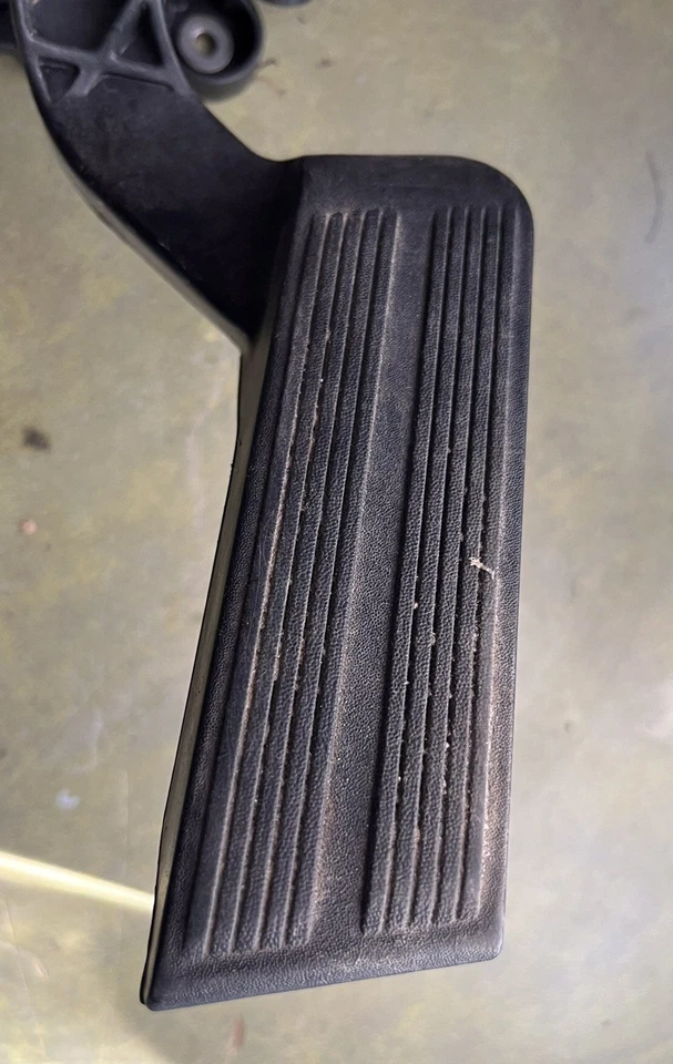 05 Chrysler Pacifica Adjustable Gas Accelerator Fuel Pedal Assembly  - Image 2 of 4