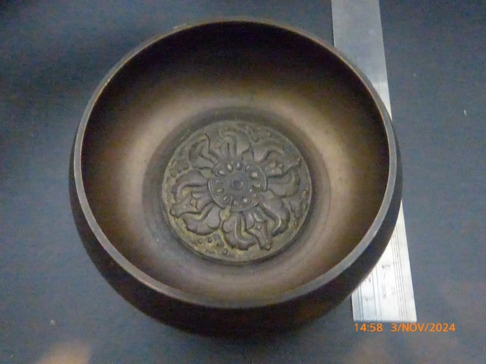 Censario de bronce pesado Japoniserie finamente fundido, con decoración de plantas. Foto 2 de 4