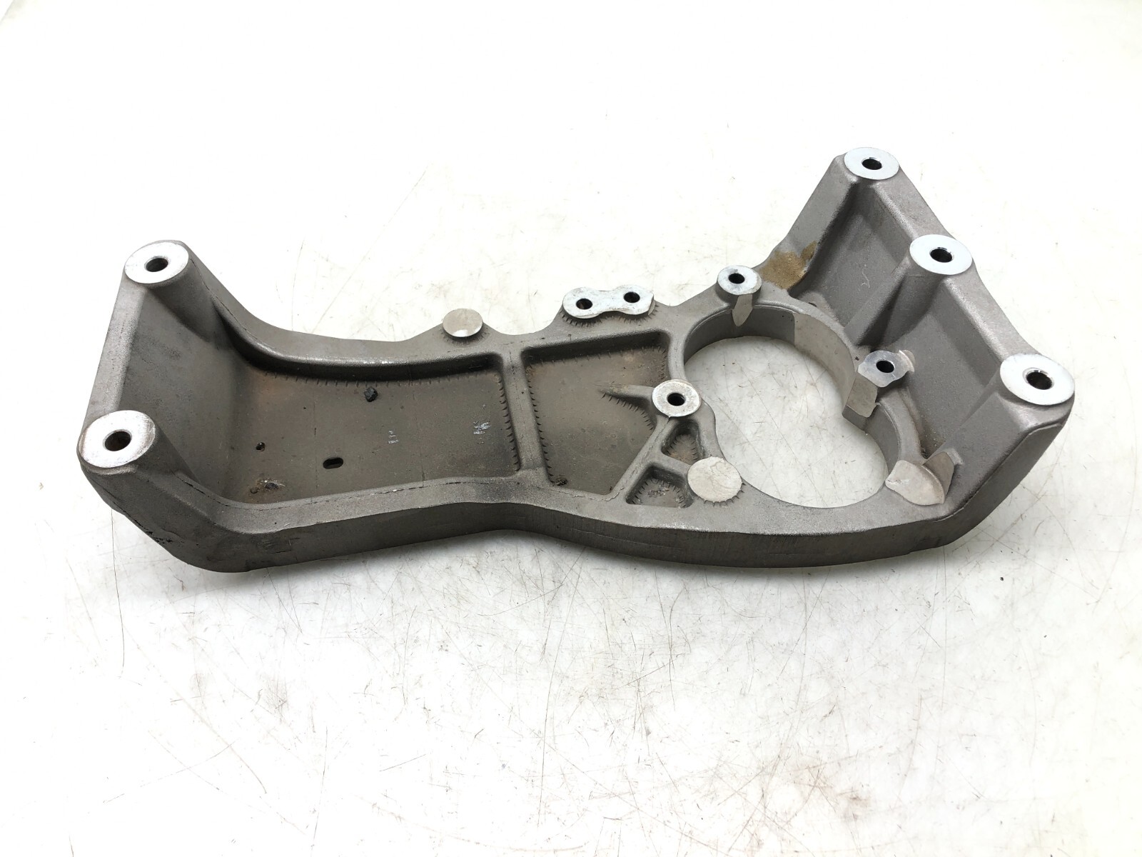 2017-2023 MASERATI LEVANTE S AWD AUTOMATIC TRANSMISSION CROSSMEMBER BRACKET OEM.