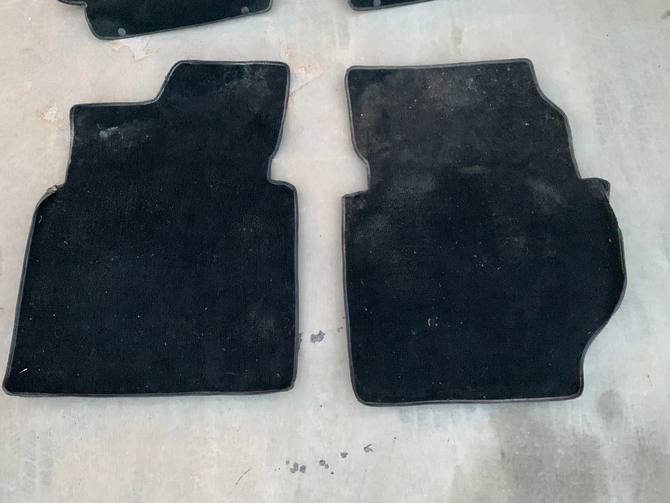 Alfombrillas delanteras y traseras negras originales Mercedes-Benz W123 240D/300D Foto 3 de 3