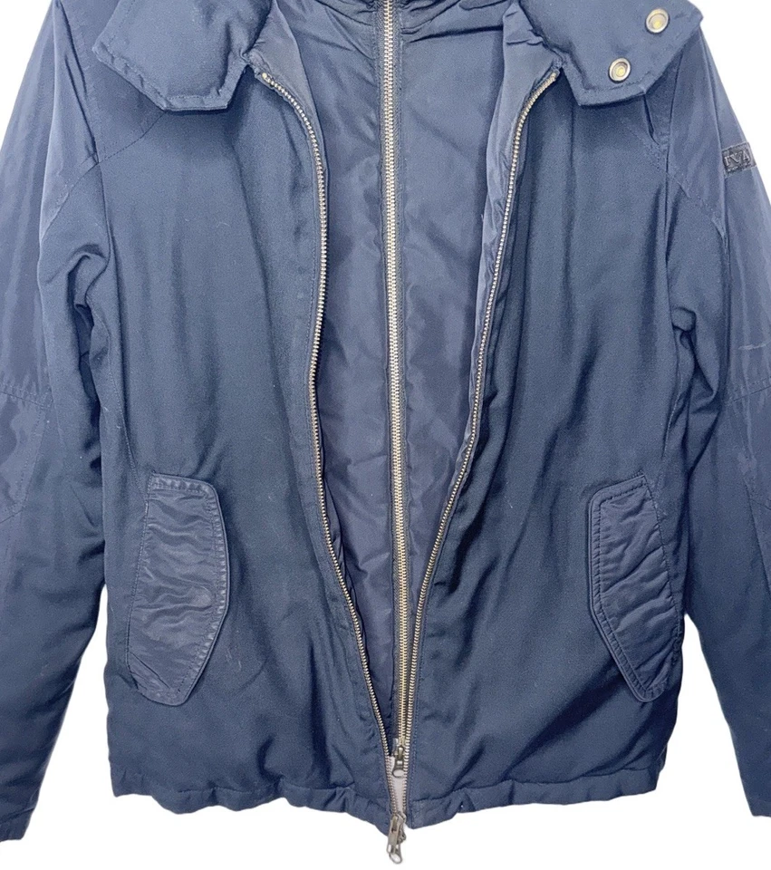 Chaqueta de plumón ajustada Emporio Armani Jeans para hombre talla pequeña azul marino cremallera completa Foto 4 de 4