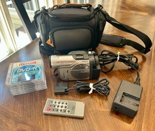 Hitachi DZ-GX20E digital camcorder  battery  charger  remote  disc  bag