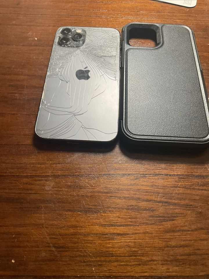 Cámara trasera agrietada iPhone 12 Pro se enciende solo para piezas + funda Foto 2 de 4