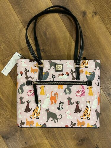 Borsa nuova con etichette Disney Dooney & Bourke gatti rosa Cheshire Simba Figaro Marie Lucife - Foto 2 di 3