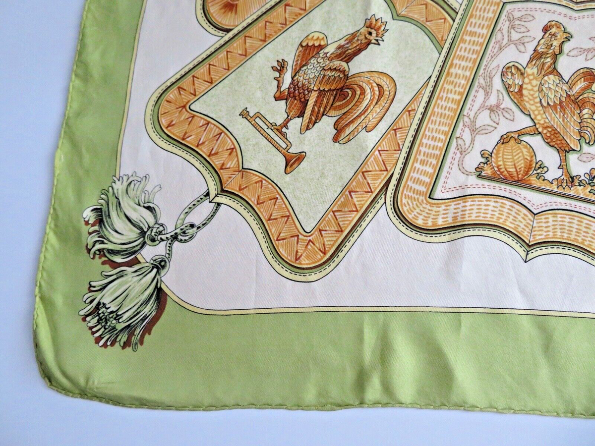 Carré Hermès - Motif Coqs Signé F. De La Perrière - Soie Verte - Occasion