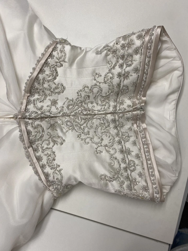 Vestido de novia con corpiño con cuentas Private Label By G, velo y falda de aro. Foto 4 de 4