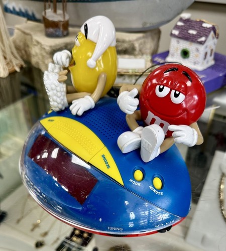 M&M's AM/FM Alarm Clock Yellow and Red M&M Brands Unlimited / WORKS GREAT - Picture 3 of 7
