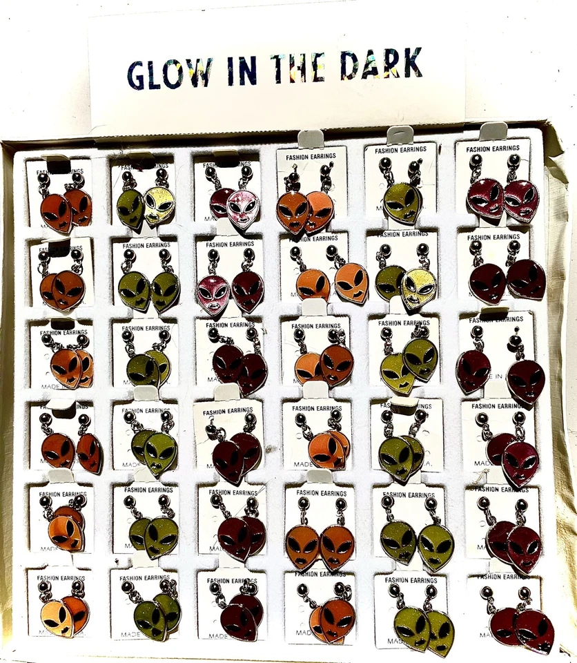 Venta al por mayor Lote 36 pendientes PR ESMALTES ALIENÍGENAS BRILLAN EN LA OSCURIDAD CON EXHIBICIÓN VENTA AL POR MENOR DE EE. UU. Foto 3 de 4