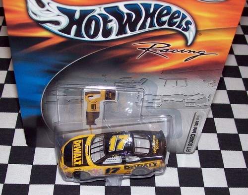 MATT KENSETH 2001 Hot Wheels # 17 Dewalt Pit Board 1:64 NOS - Picture 2 of 3