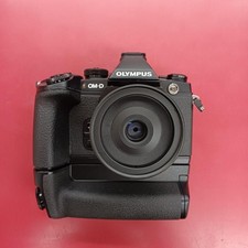 Olympus OM-D E-M1 Mirrorless Camera 16.3MP LiveMOS 30mm Macro Bundle