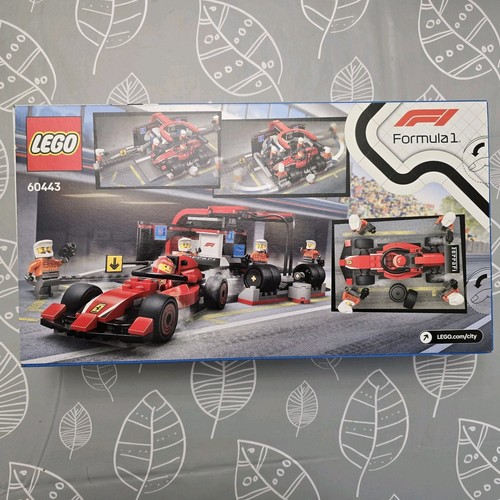 LEGO City F1® Pit Stop Pit Crew con Auto Ferrari 60443 Kit di Costruzione - Foto 2 di 3