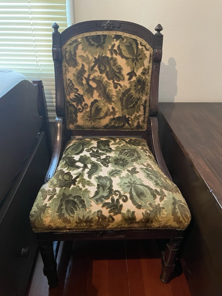 Sofá antiguo con 3 sillas a juego Foto 4 de 4