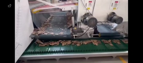 Pochylony przenośnik taśmowy wspinaczkowy z PVC do załadunku i rozładunku materiałów towarów - Film 1 z 1
