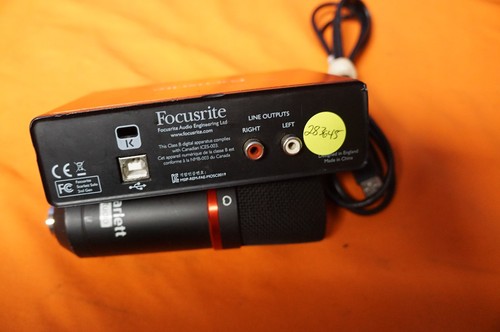 Focusrite Scarlett Solo 2ND Gen Interface & Studio Microphone Bundle - Picture 4 of 5