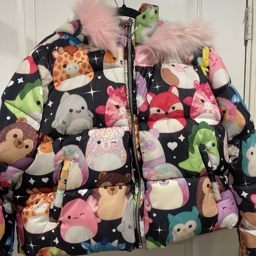 Dolls Kill Squishmallows Puffy Jacket rosa pelliccia sintetica felpa con cappuccio taglia limitata XL - Foto 1 di 7