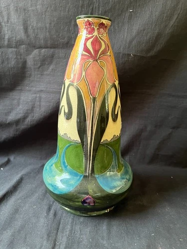 Art Nouveau vase with iris decoration - Plateelbakkerij Zuid-Holland, ca. 1910