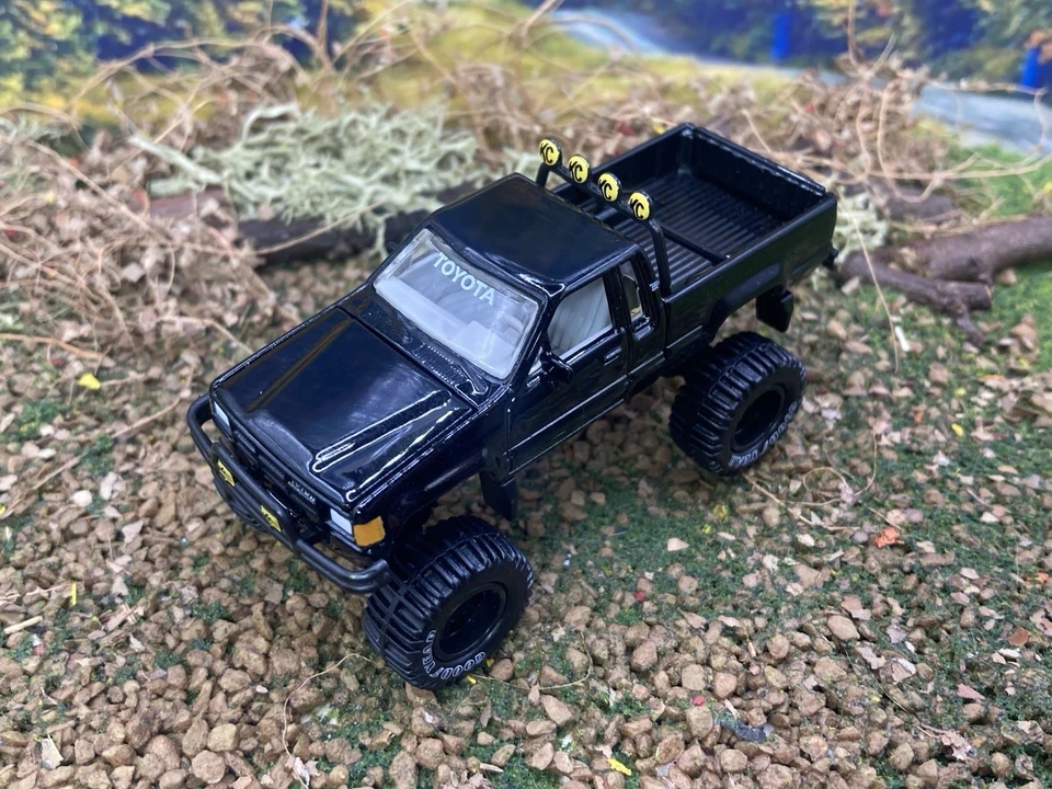 Toyota SR5 1985 camioneta pickup elevada 4x4 1/64 diecast personalizada Johnny Lightning Foto 3 de 4