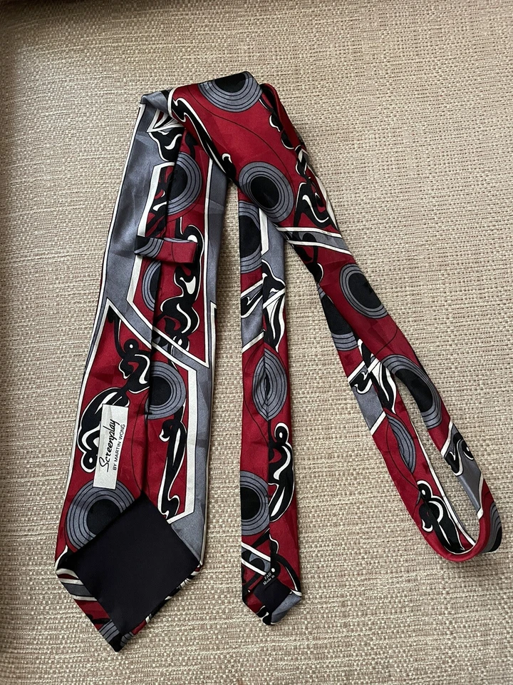 Guión: Corbata Martin Wong All Silk EE. UU. Rojo Negro Gris Diseño Geométrico Foto 4 de 4