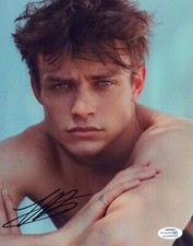 Thomas Doherty Signed Autographed 8x10 Photo Descendants Gossip Girl ACOA COA