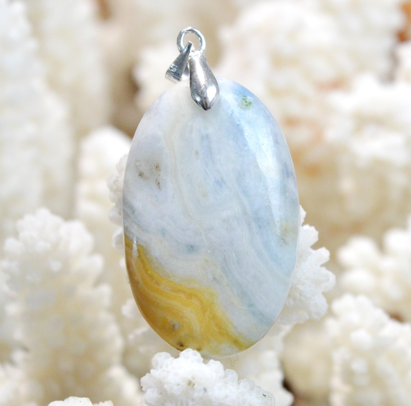Pendentif en schéelite bleue naturelle, la douceur d'une pierre de Turquie de 45 carats pour soi