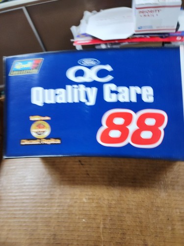 1997 Revell Dale Jarrett #88 Quality Care Ford Thunderbird 1:18 Scale Diecast - 第 3/3 張圖片