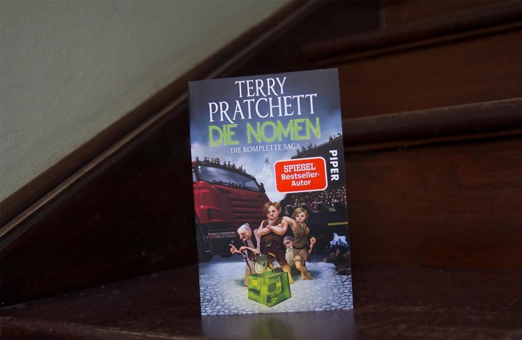 Thumbnail - Die Nomen | Terry Pratchett | 2019 | Deutsch | Truckers Diggers Wings
