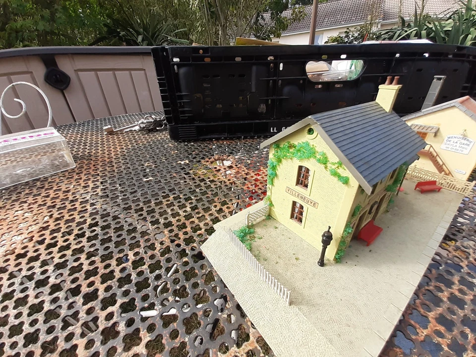 lot 2 maquettes HO gare de Villeneuve et menuiserie de la gare - Photo 2/4