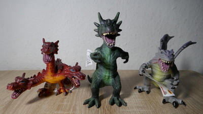  SIMBA 3 DINOSAURIER DRACHEN MIT ETIKETT ROTER 3-KOPF+GRAU LIA MIT FLÜGEL+GRÜN