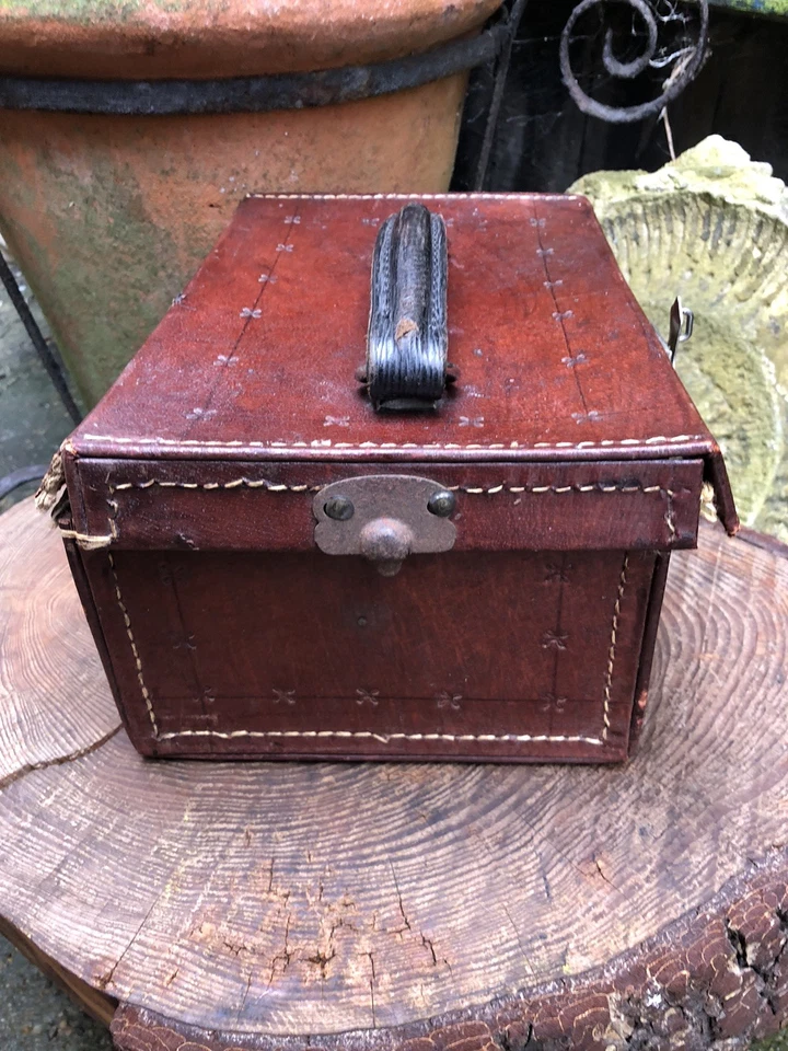 Antique vintage Chinese bone & bamboo Mahjong set 148pc's leather case booklets - Image 4 of 4