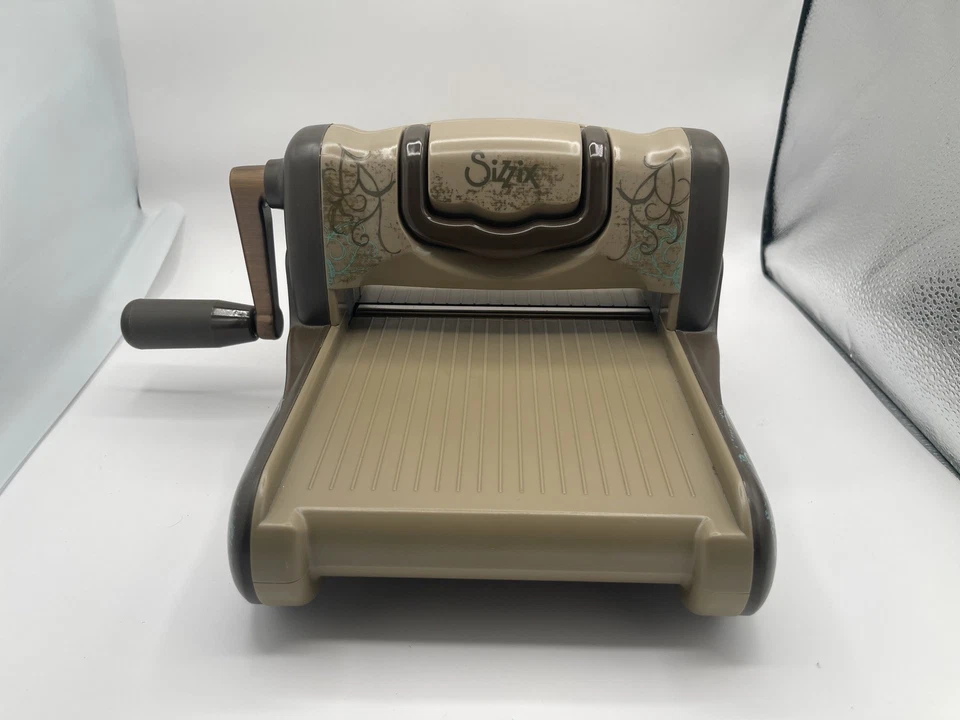 Máquina de estampado troquelado Sizzix Vintaj Big Kick con troquel, placa base y más Foto 3 de 4