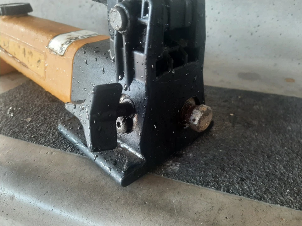 Bomba manual hidráulica de una sola velocidad Enerpac P141 700 bar/10.000 PSI Foto 2 de 2